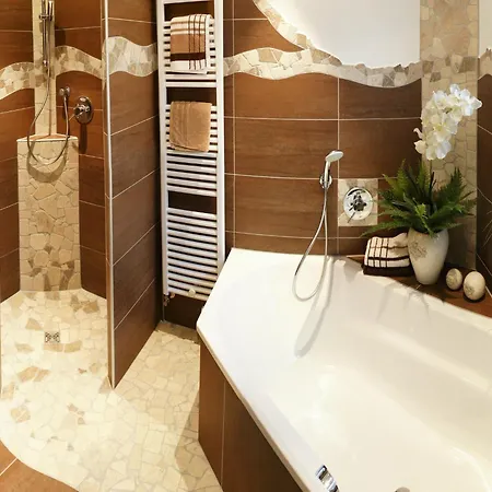 Stilvolle In Mit Eigener Terrasse, Cleaning Included Apartman *
